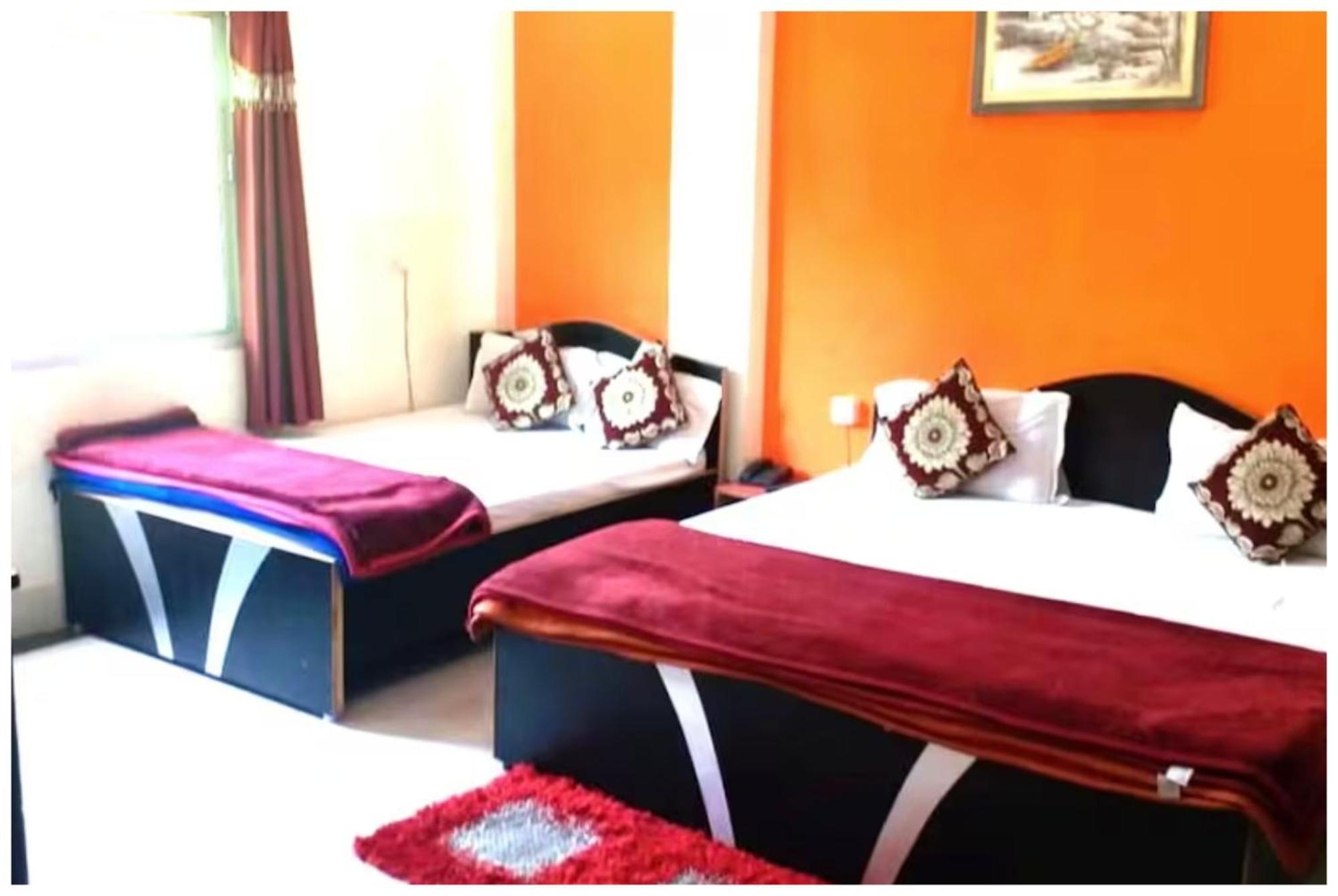 Hotel New Ashiyana Palace Near Kashi Vishwanath Temple And Ganga Ghat - #wi-fi And Service Facilities - Air Conditioning - Rated In Heart Of *