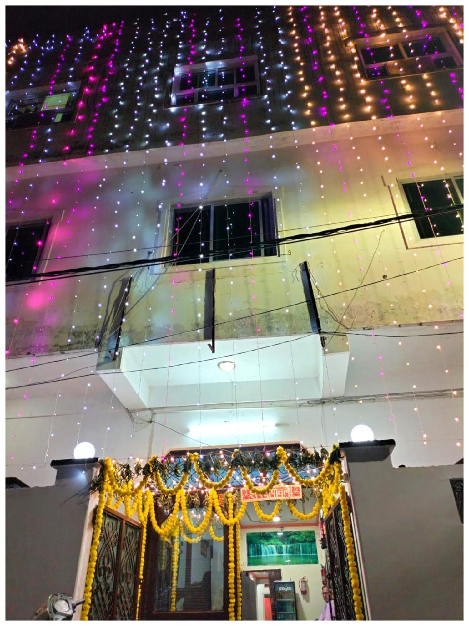 New Ashiyana Palace Near Kashi Vishwanath Temple And Ganga Ghat - #wi-fi And Service Facilities - Air Conditioning - Rated In Heart Of *