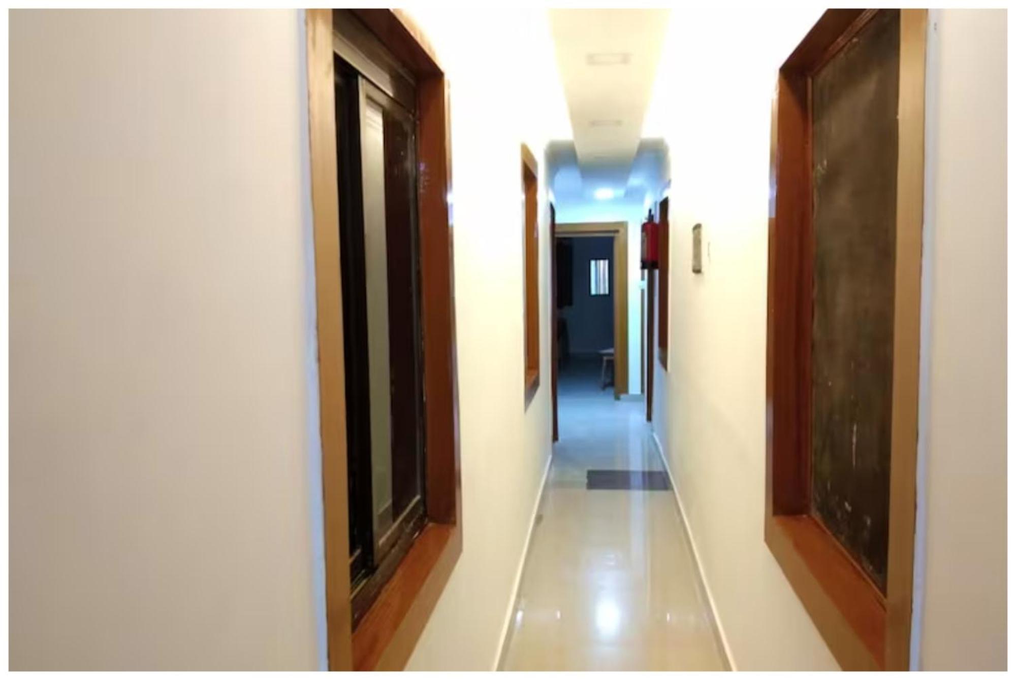 Hotel New Ashiyana Palace Near Kashi Vishwanath Temple And Ganga Ghat - #wi-fi And Service Facilities - Air Conditioning - Rated In Heart Of