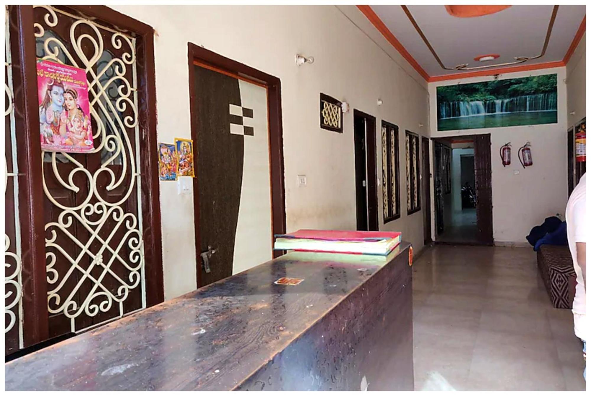 New Ashiyana Palace Near Kashi Vishwanath Temple And Ganga Ghat - #wi-fi And Service Facilities - Air Conditioning - Rated In Heart Of Varanasi