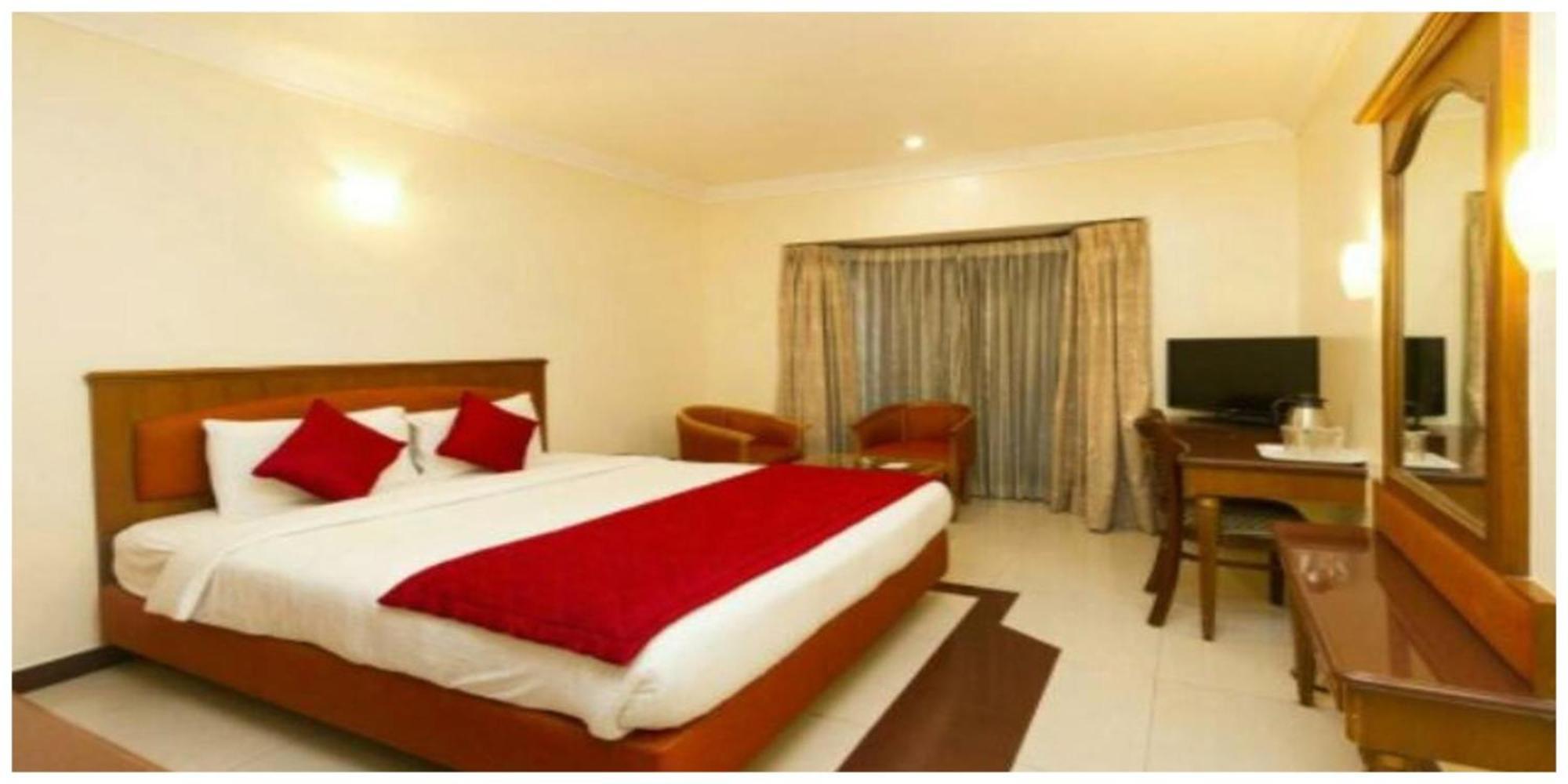 Hotel New Ashiyana Palace Near Kashi Vishwanath Temple And Ganga Ghat - #wi-fi And Service Facilities - Air Conditioning - Rated In Heart Of